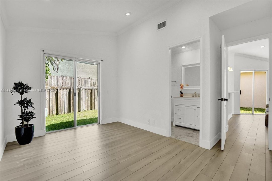 合同活跃: $549,999 (2 贝兹, 2 浴室, 958 平方英尺)