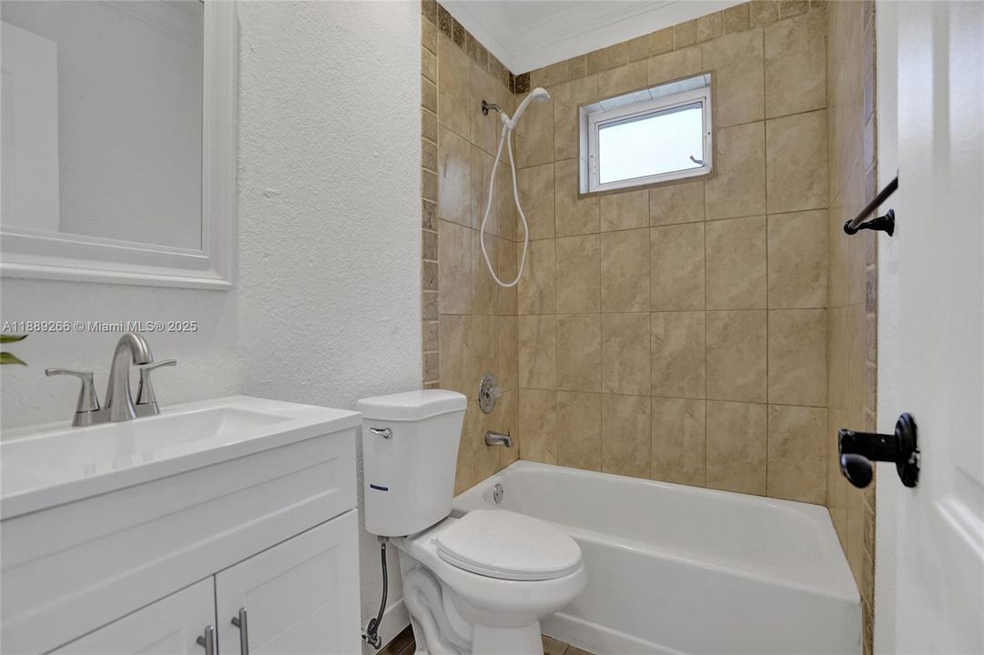 合同活跃: $549,999 (2 贝兹, 2 浴室, 958 平方英尺)