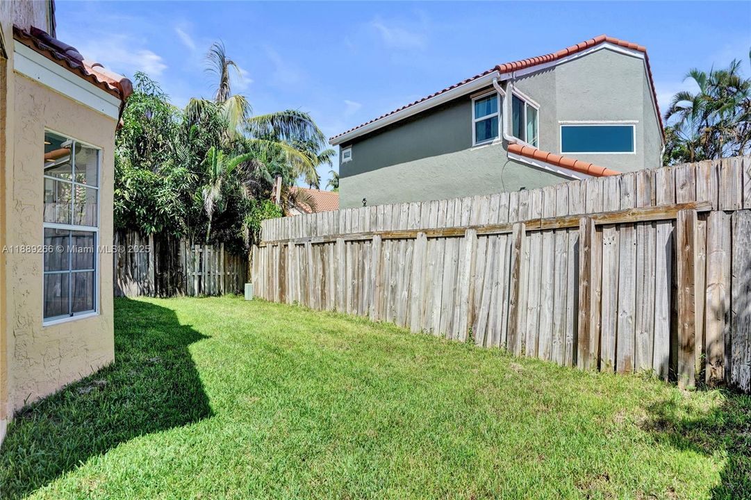 合同活跃: $549,999 (2 贝兹, 2 浴室, 958 平方英尺)