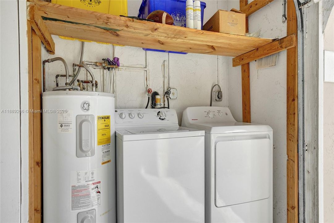 合同活跃: $549,999 (2 贝兹, 2 浴室, 958 平方英尺)