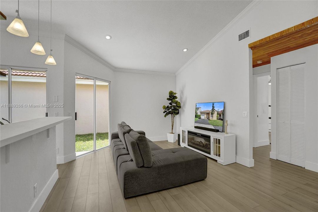 合同活跃: $549,999 (2 贝兹, 2 浴室, 958 平方英尺)