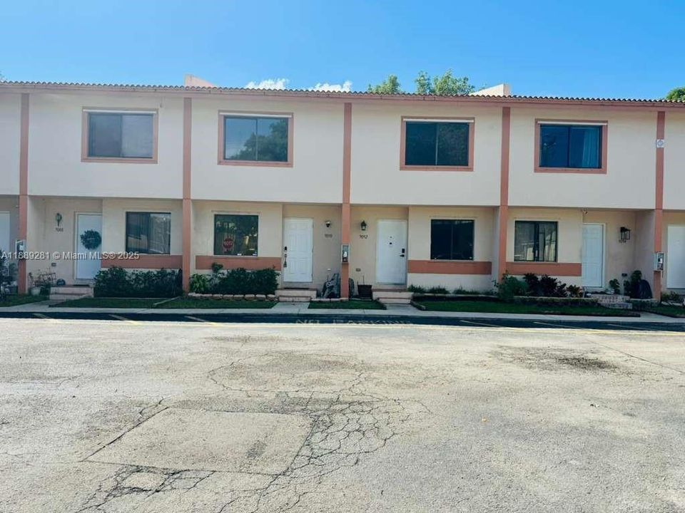 Active With Contract: $2,100 (2 beds, 2 baths, 1064 Square Feet)