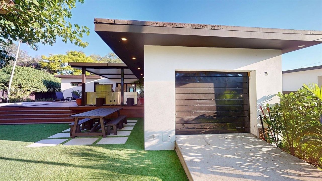 THe former garage has been divided into a room, with a private enrtance and bathroom, and a workshop, ideal and versatile!