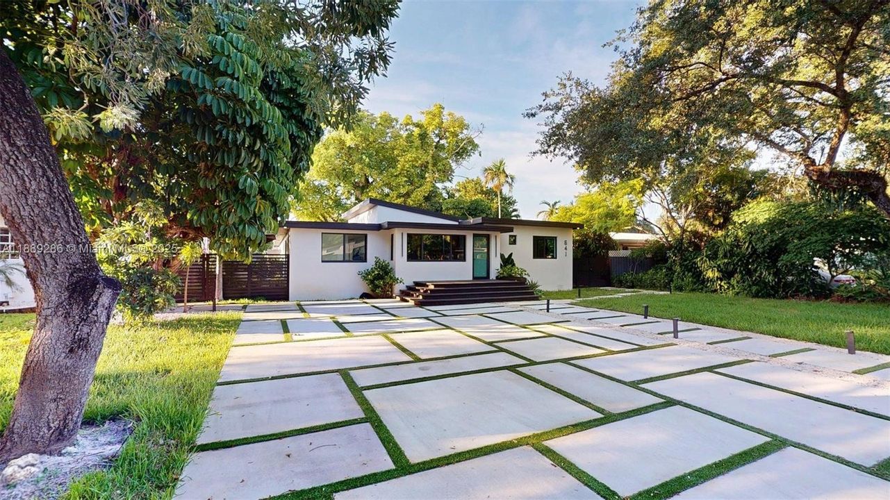 Up to 8 cars can be parked in the front of the house.