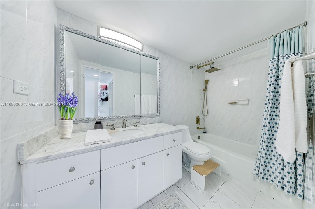 Под контрактом: $797,900 (2 спален, 2 ванн, 1380 Квадратных фут)