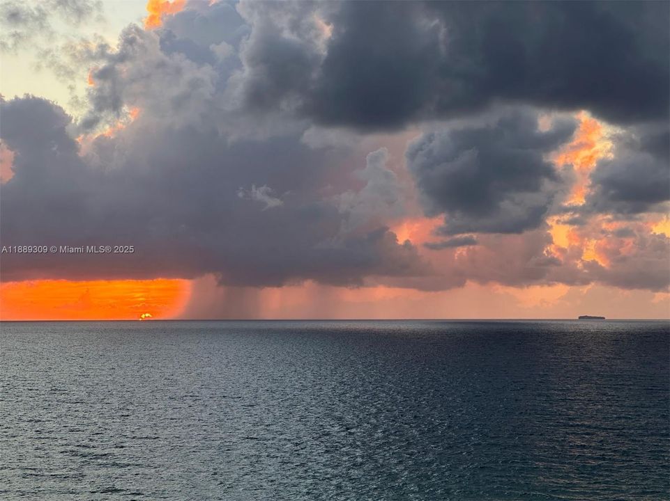 Под контрактом: $797,900 (2 спален, 2 ванн, 1380 Квадратных фут)