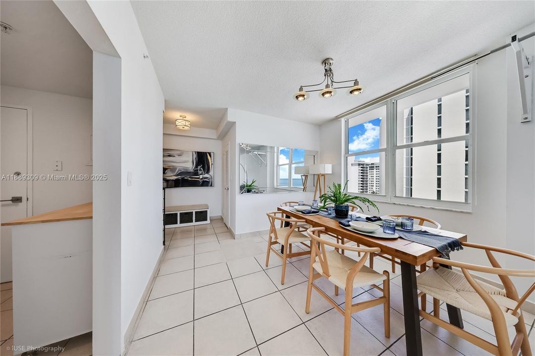 Под контрактом: $797,900 (2 спален, 2 ванн, 1380 Квадратных фут)