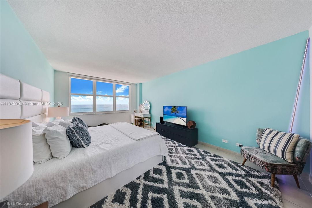 Под контрактом: $797,900 (2 спален, 2 ванн, 1380 Квадратных фут)