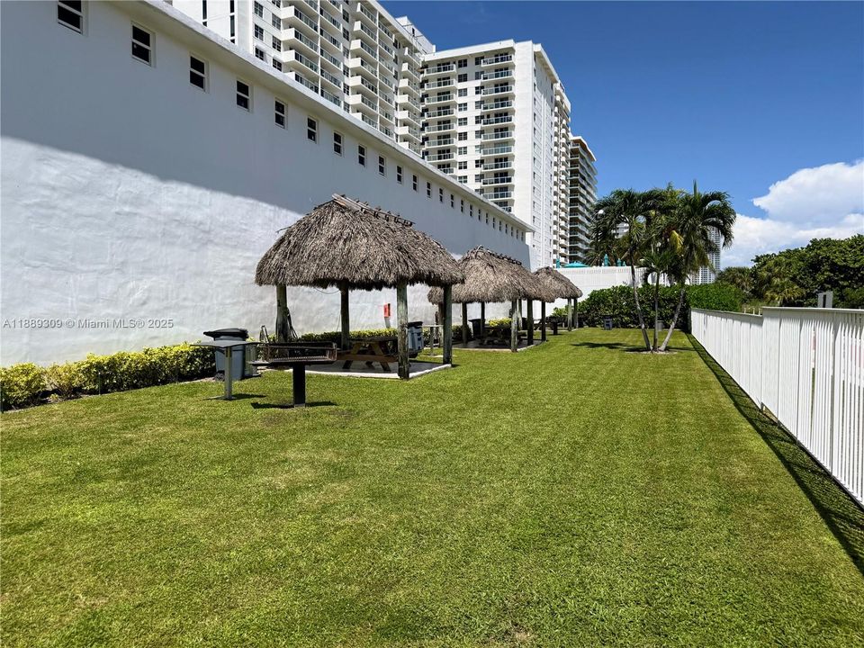 Под контрактом: $797,900 (2 спален, 2 ванн, 1380 Квадратных фут)