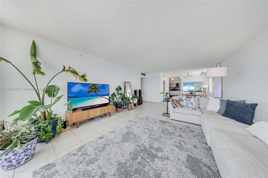 Под контрактом: $797,900 (2 спален, 2 ванн, 1380 Квадратных фут)