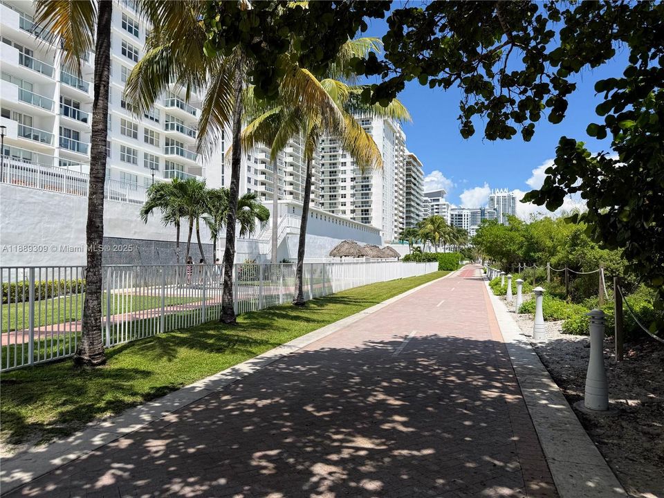 Под контрактом: $797,900 (2 спален, 2 ванн, 1380 Квадратных фут)