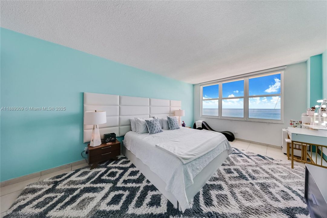 Под контрактом: $797,900 (2 спален, 2 ванн, 1380 Квадратных фут)