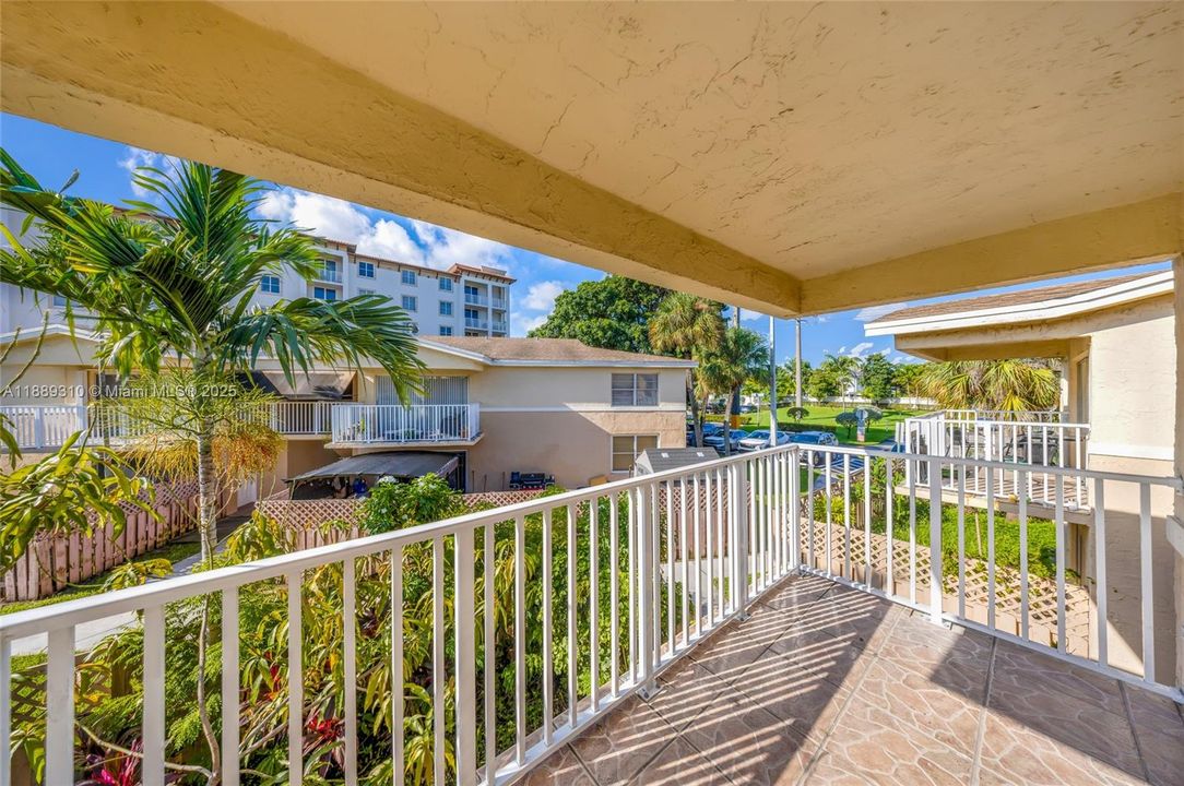 На продажу: $295,000 (2 спален, 2 ванн, 1060 Квадратных фут)