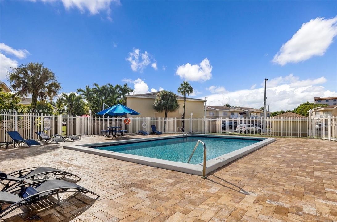 На продажу: $295,000 (2 спален, 2 ванн, 1060 Квадратных фут)