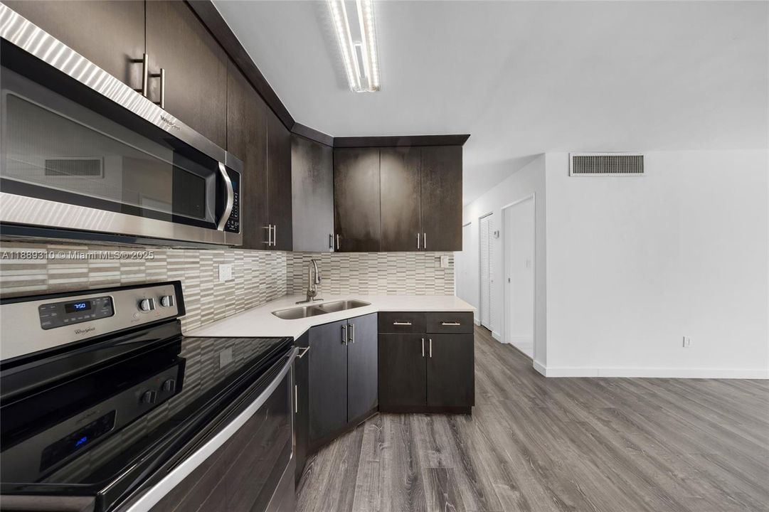 На продажу: $295,000 (2 спален, 2 ванн, 1060 Квадратных фут)