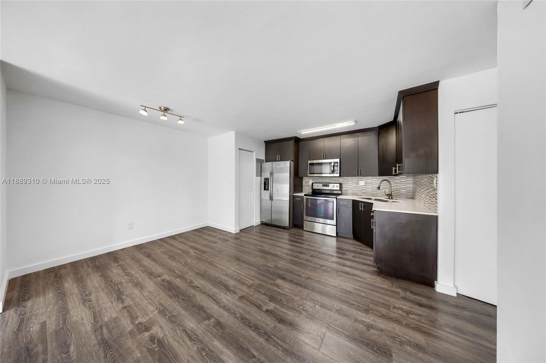 На продажу: $295,000 (2 спален, 2 ванн, 1060 Квадратных фут)