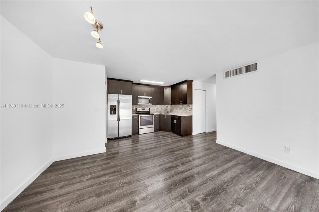 На продажу: $295,000 (2 спален, 2 ванн, 1060 Квадратных фут)