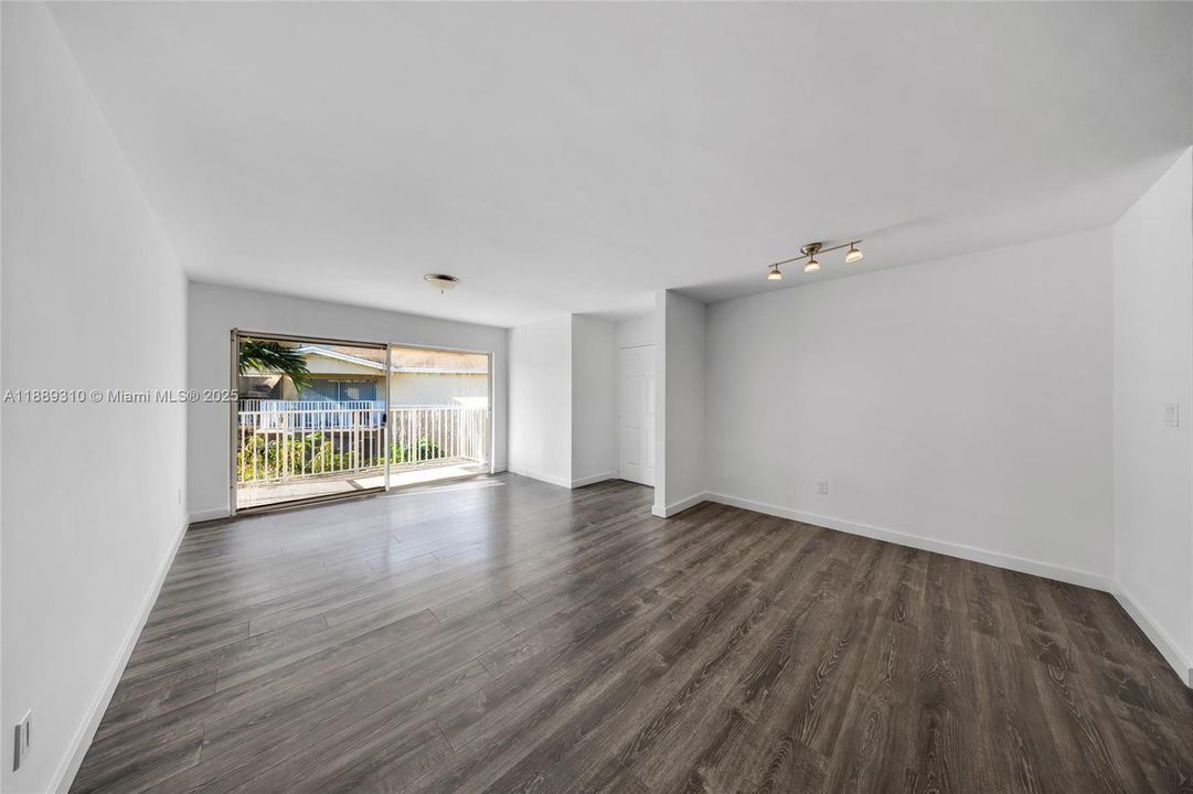 На продажу: $295,000 (2 спален, 2 ванн, 1060 Квадратных фут)