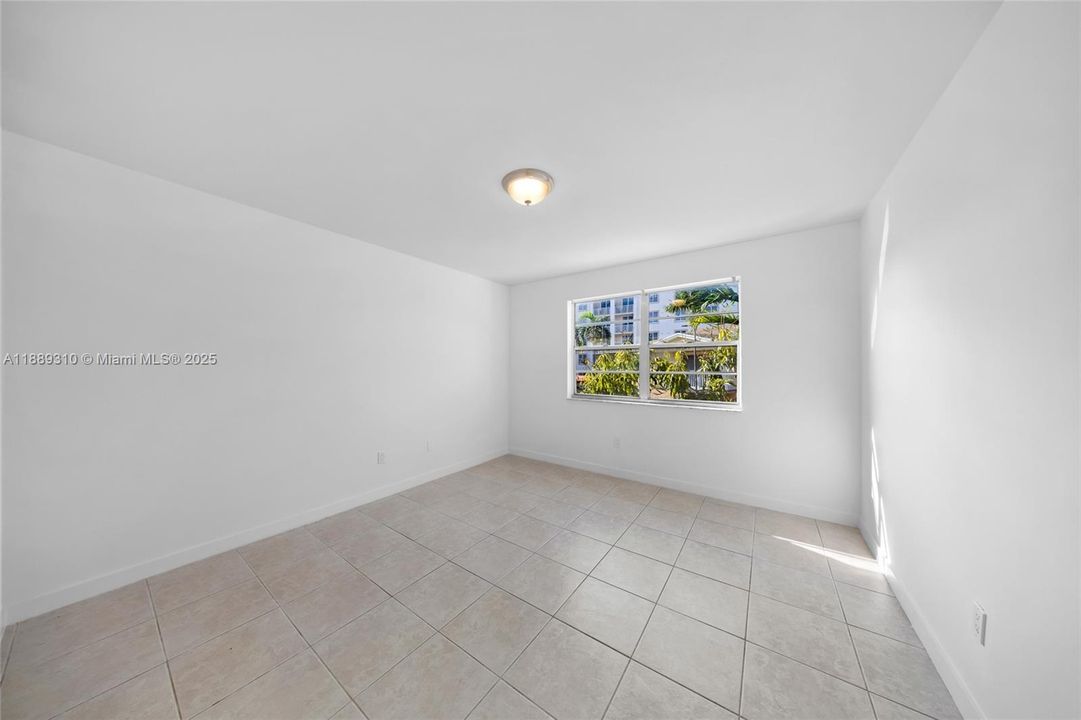 На продажу: $295,000 (2 спален, 2 ванн, 1060 Квадратных фут)