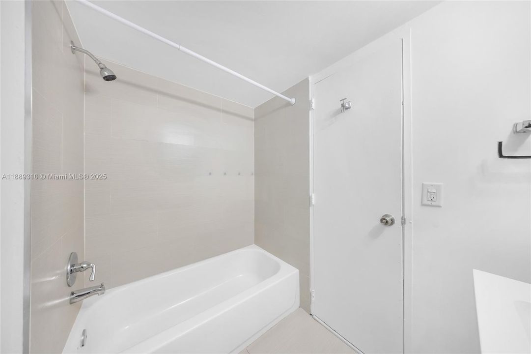 На продажу: $295,000 (2 спален, 2 ванн, 1060 Квадратных фут)