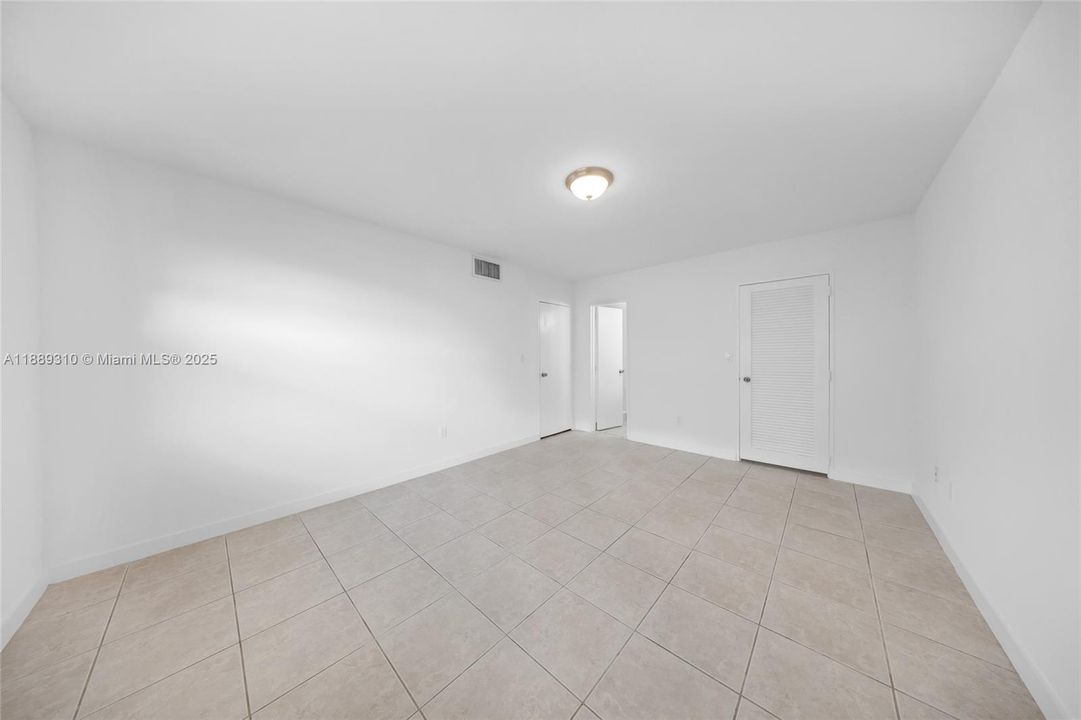 На продажу: $295,000 (2 спален, 2 ванн, 1060 Квадратных фут)