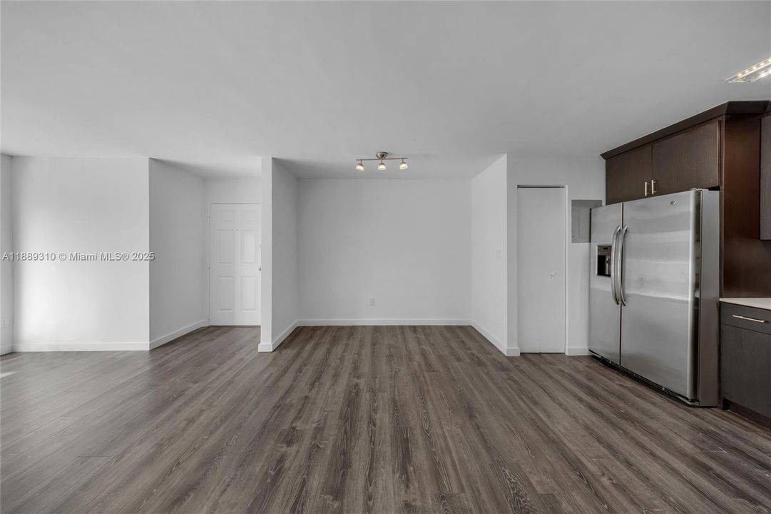 На продажу: $295,000 (2 спален, 2 ванн, 1060 Квадратных фут)