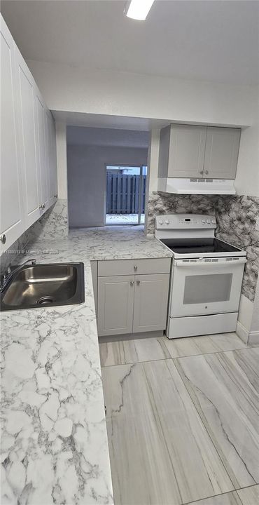 合同活跃: $2,325 (2 贝兹, 1 浴室, 750 平方英尺)