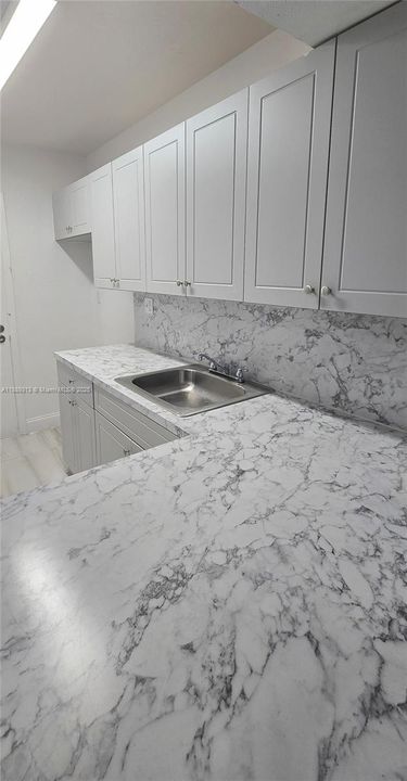 合同活跃: $2,325 (2 贝兹, 1 浴室, 750 平方英尺)