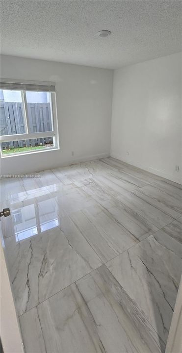 合同活跃: $2,325 (2 贝兹, 1 浴室, 750 平方英尺)