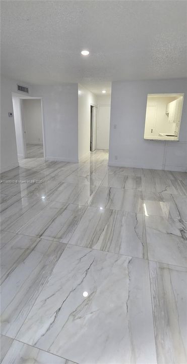 合同活跃: $2,325 (2 贝兹, 1 浴室, 750 平方英尺)