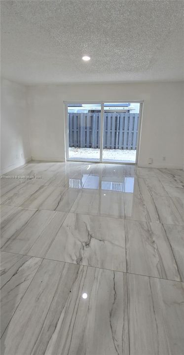 合同活跃: $2,325 (2 贝兹, 1 浴室, 750 平方英尺)