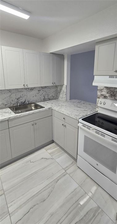 合同活跃: $2,325 (2 贝兹, 1 浴室, 750 平方英尺)