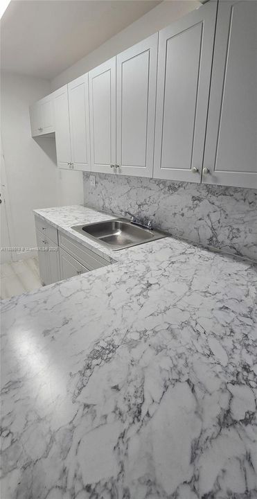 合同活跃: $2,325 (2 贝兹, 1 浴室, 750 平方英尺)