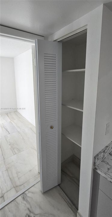 合同活跃: $2,325 (2 贝兹, 1 浴室, 750 平方英尺)