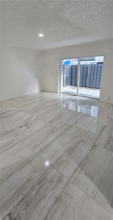 合同活跃: $2,325 (2 贝兹, 1 浴室, 750 平方英尺)