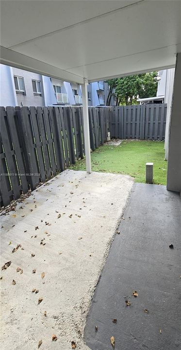 合同活跃: $2,325 (2 贝兹, 1 浴室, 750 平方英尺)