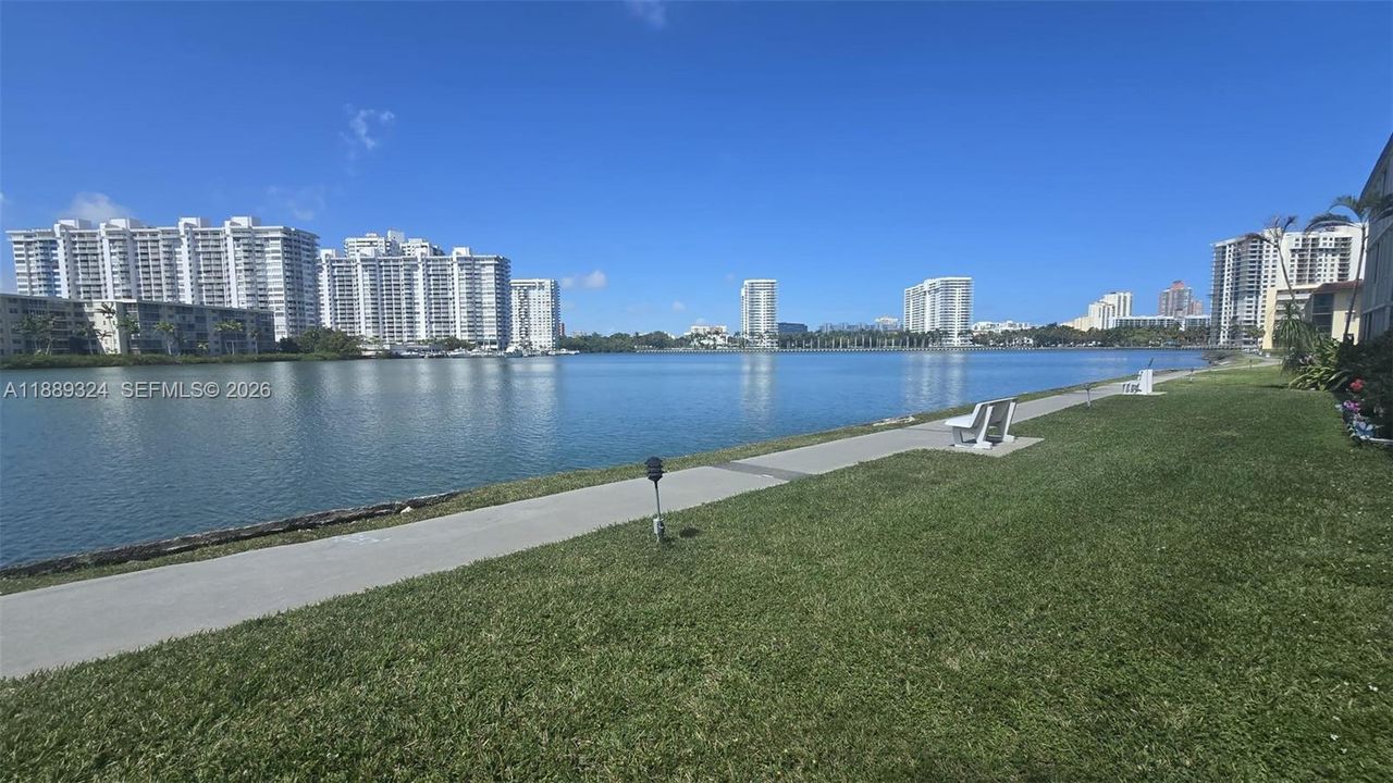 For Sale: $189,900 (2 beds, 1 baths, 960 Square Feet)