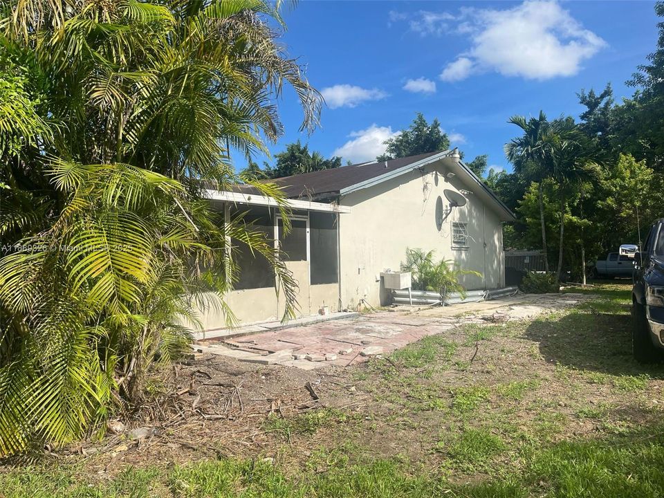 For Sale: $900,000 (3 beds, 2 baths, 1730 Square Feet)
