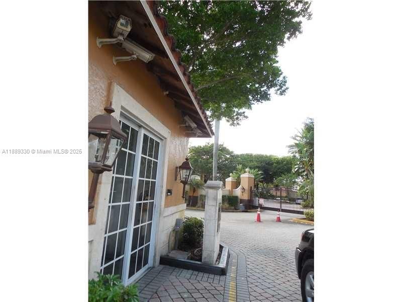 For Sale: $280,000 (2 beds, 2 baths, 966 Square Feet)