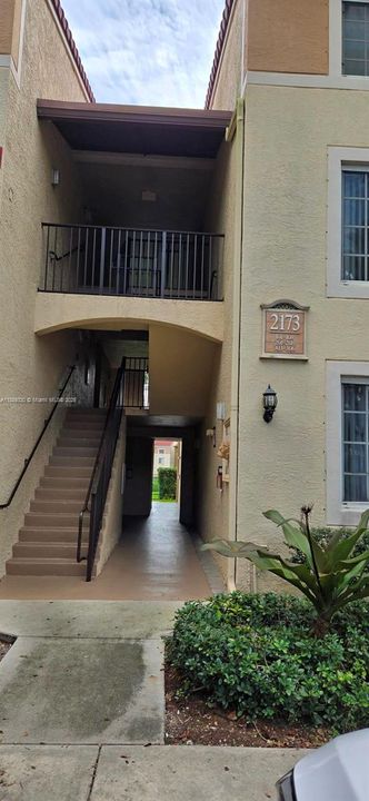 For Sale: $280,000 (2 beds, 2 baths, 966 Square Feet)