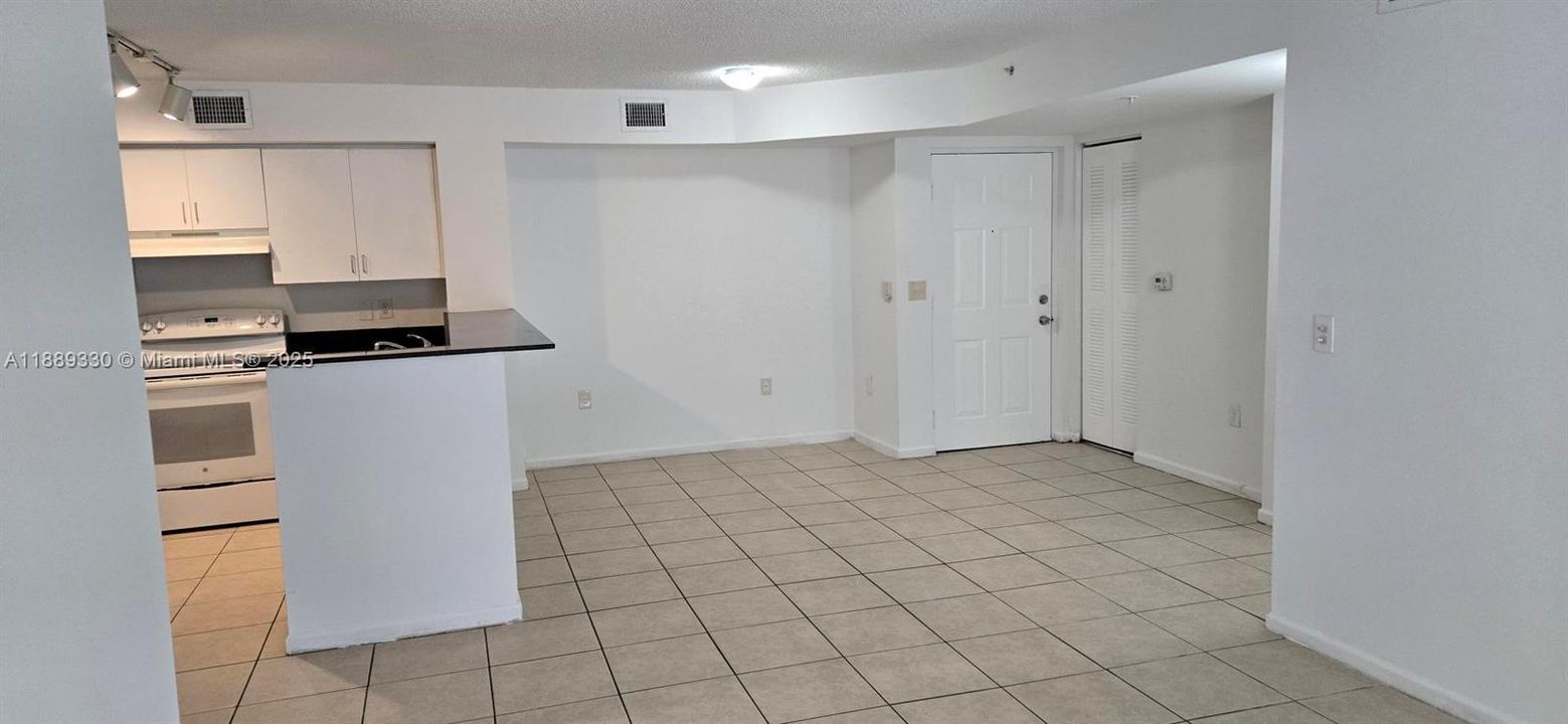 For Sale: $280,000 (2 beds, 2 baths, 966 Square Feet)