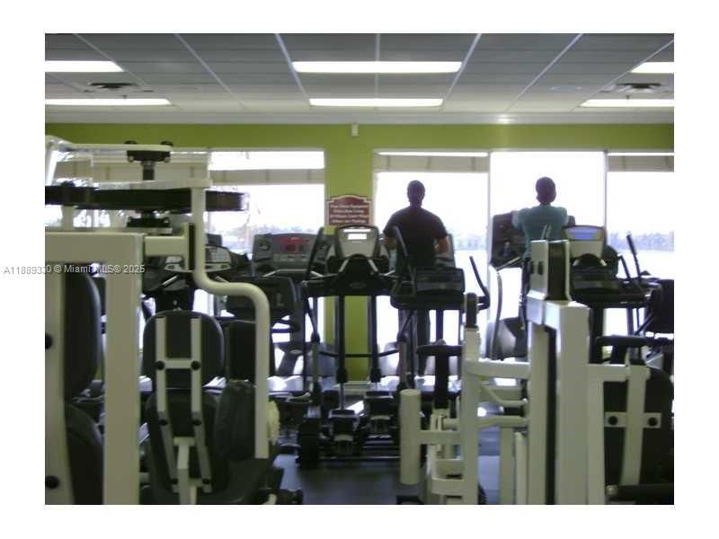 For Sale: $280,000 (2 beds, 2 baths, 966 Square Feet)