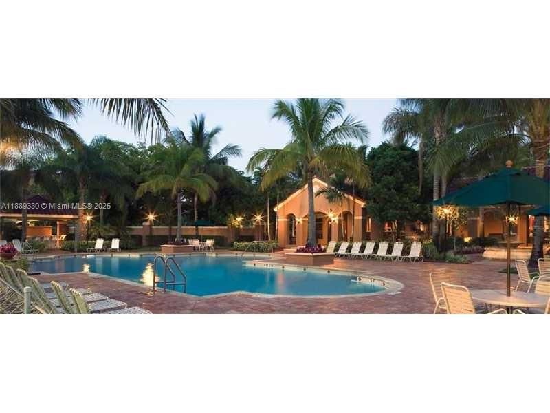 For Sale: $280,000 (2 beds, 2 baths, 966 Square Feet)