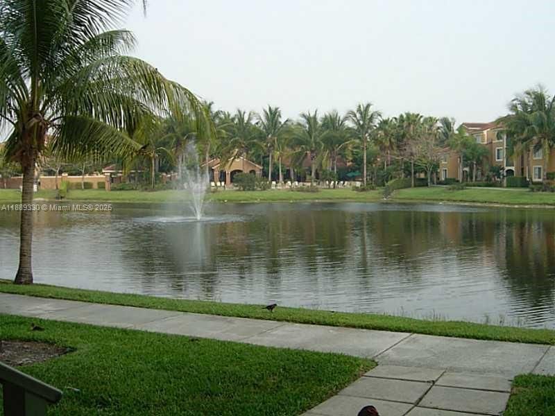 For Sale: $280,000 (2 beds, 2 baths, 966 Square Feet)