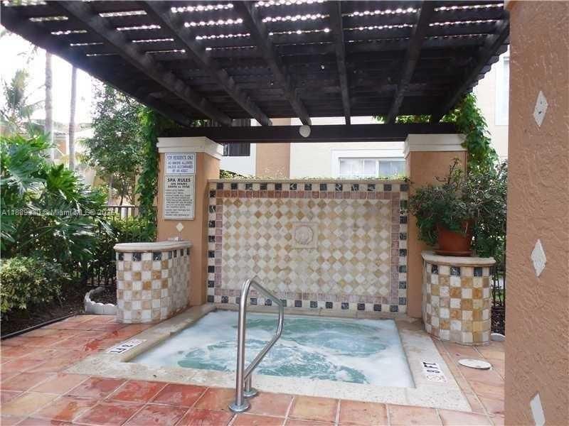 For Sale: $280,000 (2 beds, 2 baths, 966 Square Feet)