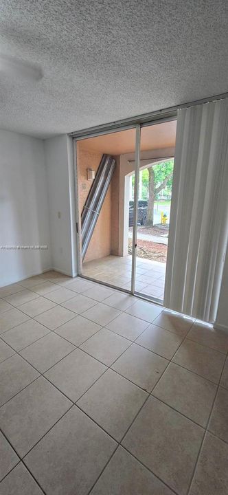 For Sale: $280,000 (2 beds, 2 baths, 966 Square Feet)