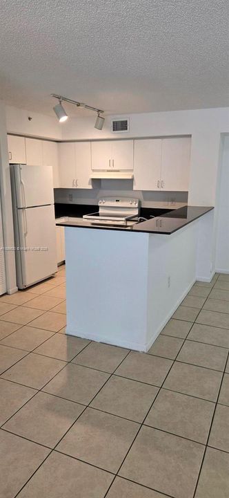 For Sale: $280,000 (2 beds, 2 baths, 966 Square Feet)