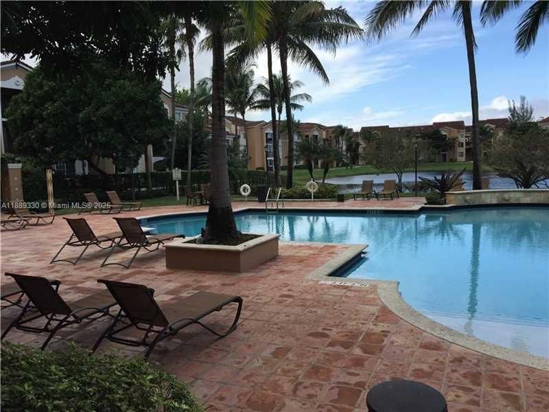 For Sale: $280,000 (2 beds, 2 baths, 966 Square Feet)