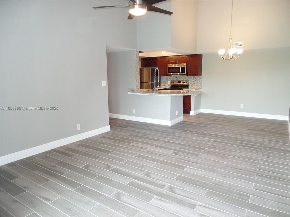 合同活跃: $2,395 (2 贝兹, 2 浴室, 1030 平方英尺)