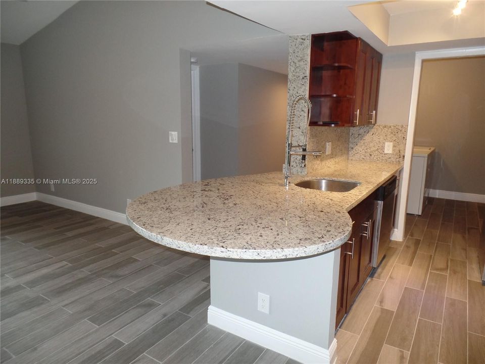 合同活跃: $2,395 (2 贝兹, 2 浴室, 1030 平方英尺)